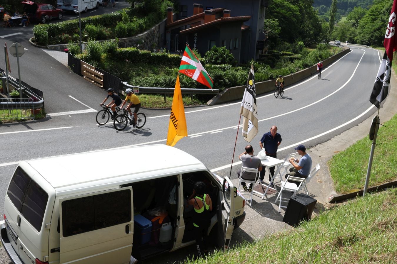 La afición, volcada con el paso del Tour desde Mutriku hasta Irun