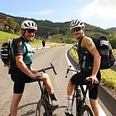 La afición, volcada con el paso de la carrera por la costa de Gipuzkoa