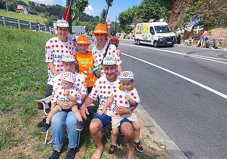 La familia Rodríguez, en el Alto de Itziar para ver el Tour