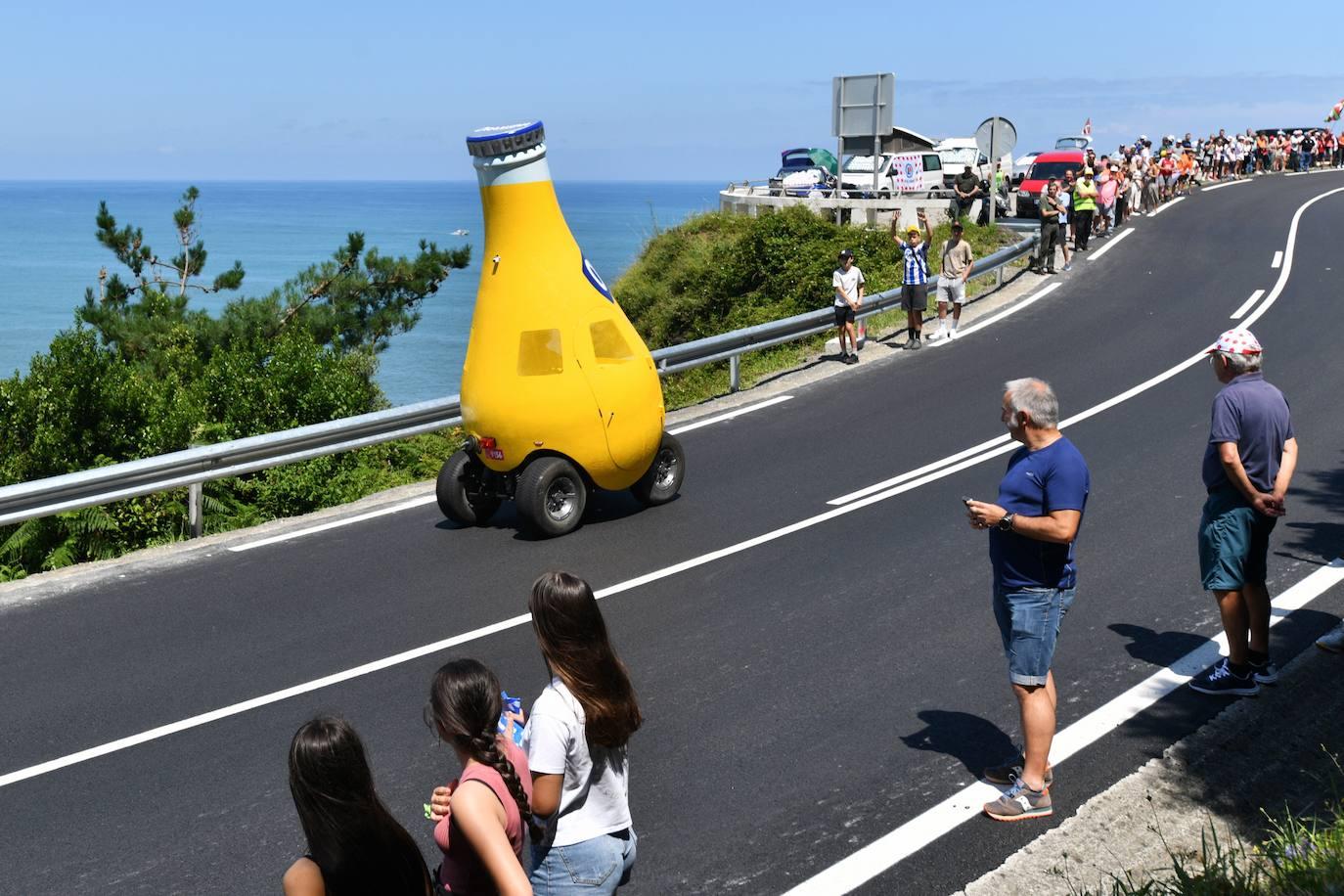 La afición, volcada con el paso del Tour desde Mutriku hasta Irun