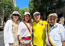 Esta familia colombiana afincada en California (Estados Unidos) ha viajado a Donostia para visitar la ciudad mientras pasa el Tour de Francia.