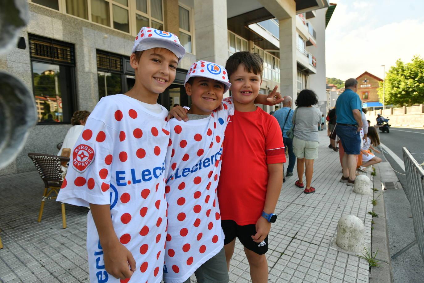 La afición, volcada con el paso del Tour desde Mutriku hasta Irun
