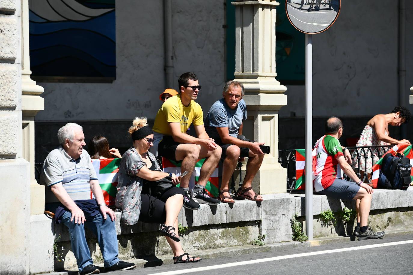 La afición, volcada con el paso del Tour desde Mutriku hasta Irun