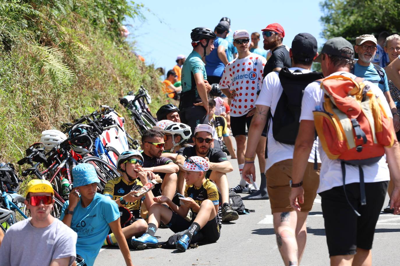 La afición, volcada con el paso del Tour desde Mutriku hasta Irun