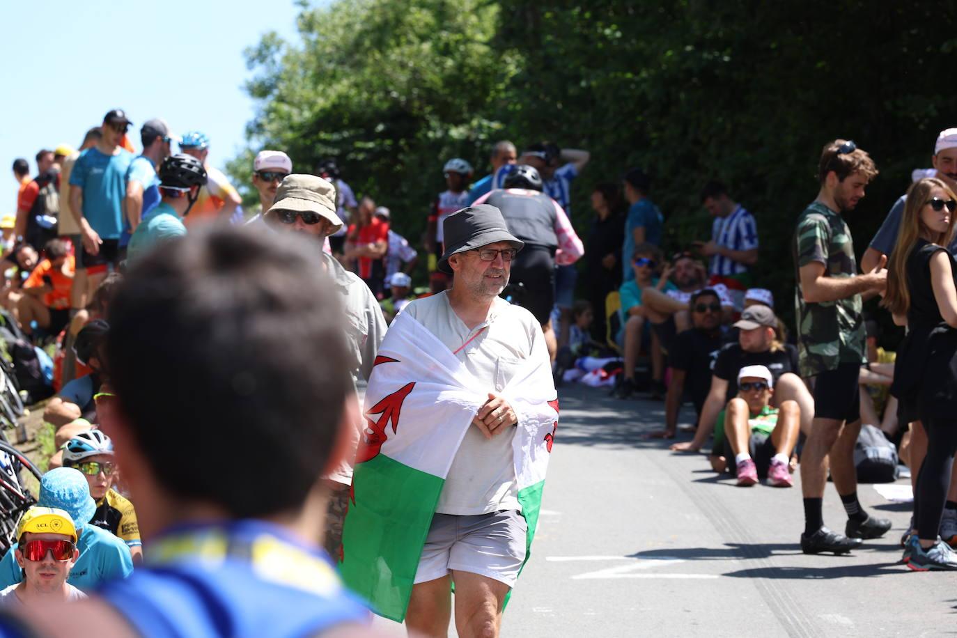 La afición, volcada con el paso del Tour desde Mutriku hasta Irun