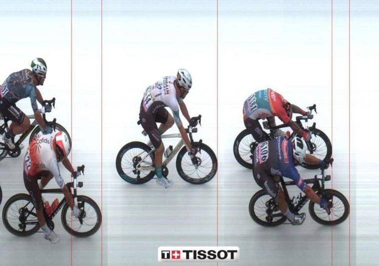 Imagen de la foto finish del sprint de este martes en el que Philipsen bate a Ewan.