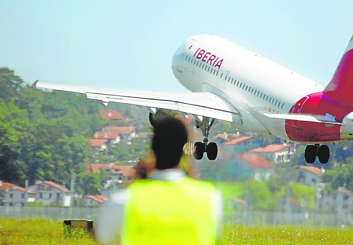 Un avión de Iberia con destino Madrid despega del aeropuerto de Hondarribia.