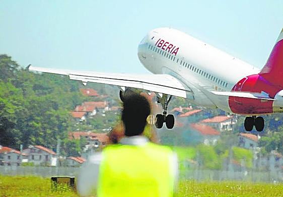 Un avión de Iberia con destino Madrid despega del aeropuerto de Hondarribia.