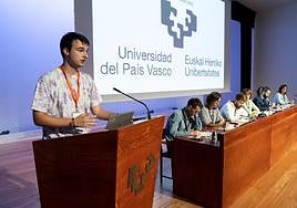 El claustral Markel Ferro defiende las enmiendas.