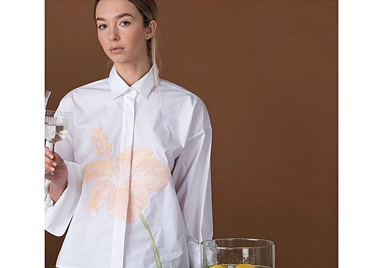 Camisa blanca con detalle floral en el abdomen