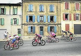 Los ciclistas camino de Nogaro, en la etapa de este martes.