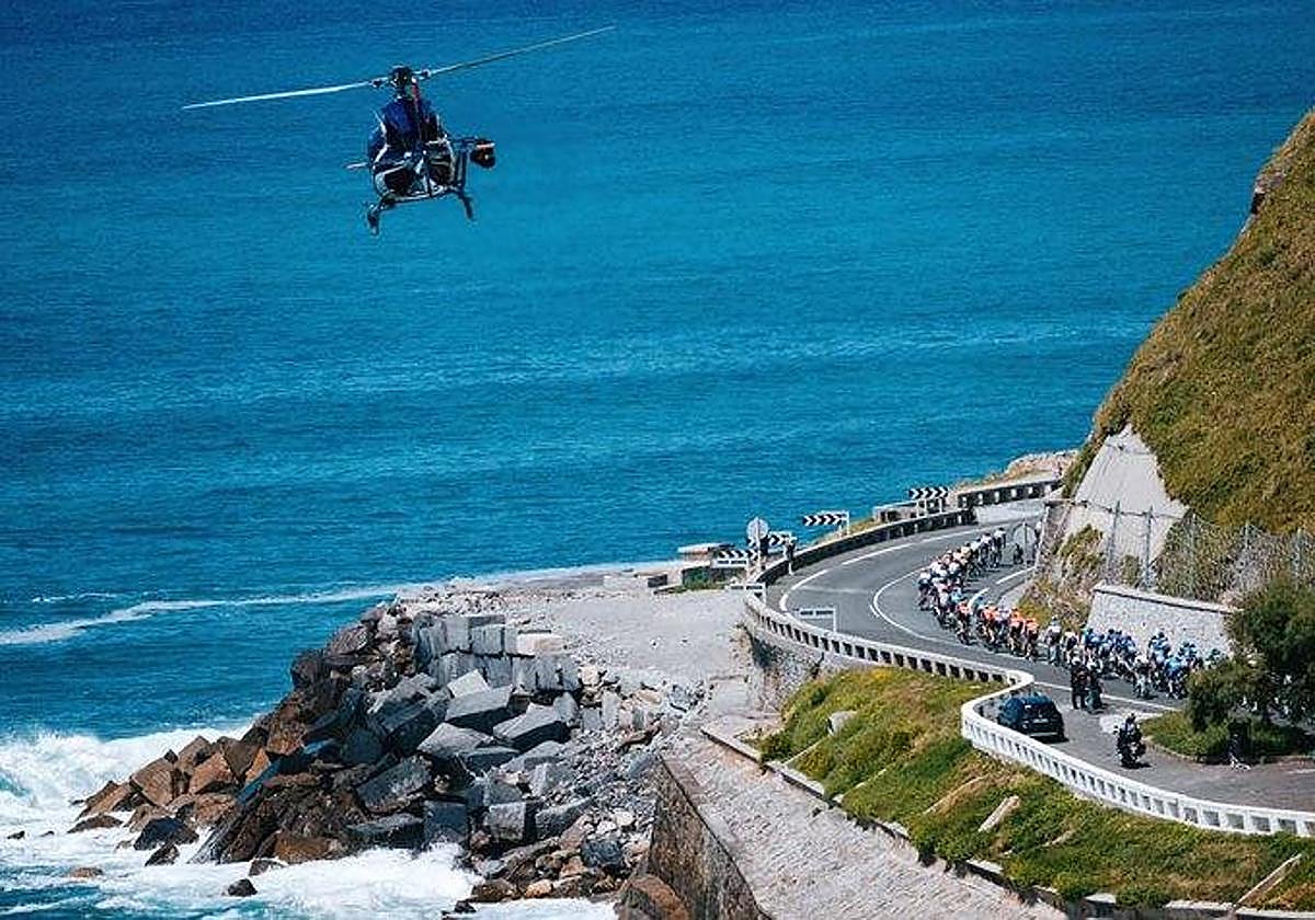 El helicóptero del Tour retransmitiendo la tercera etapa en su paso por Gipuzkoa.