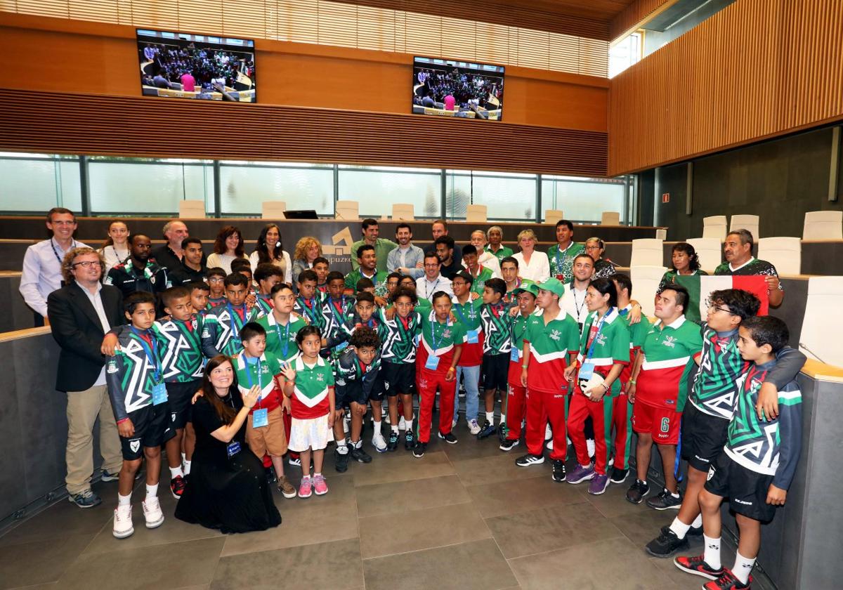 Los jugadores de Gladiadores Especiales de Toluca y los jóvenes saharauis posan en las Juntas Generales.