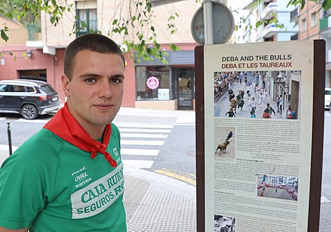 Beñat Escudero vestido de encierro junto al totem en honor a los toros en Deba.