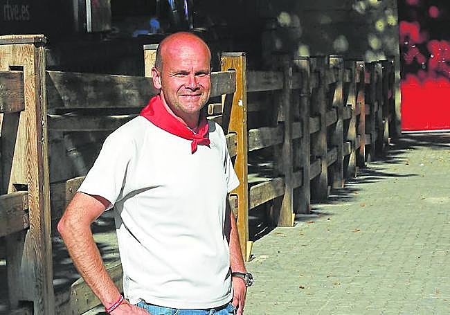 Teo Lázaro, junto a la plaza de toros de Pamplona.