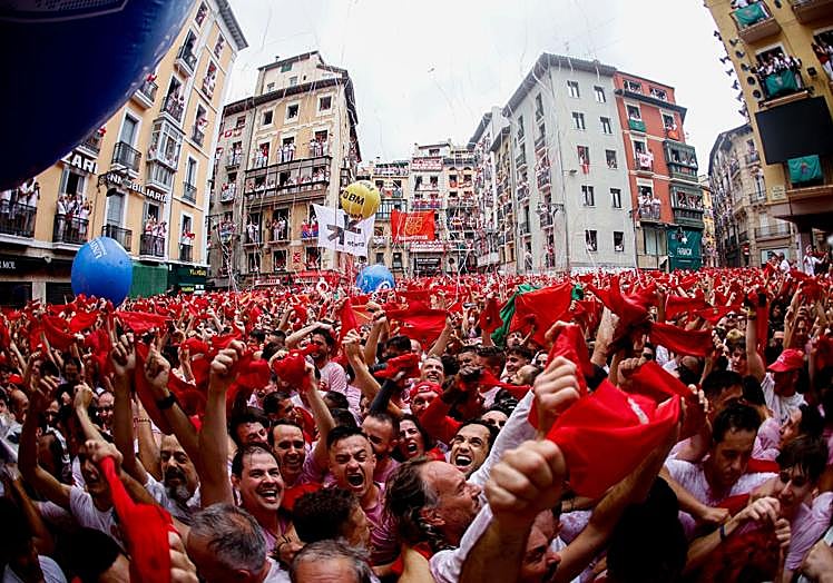 Imagen principal - El chupinazo de los Sanfermines de Pamplona en tres momentos