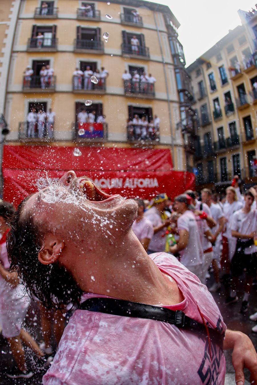 Imagen secundaria 2 - El chupinazo de los Sanfermines de Pamplona en tres momentos