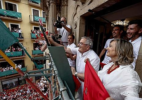 Imagen secundaria 1 - El chupinazo de los Sanfermines de Pamplona en tres momentos