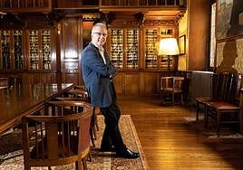 José Ignacio Asensio posa en la biblioteca Urkijo, en la Diputación, momentos antes de la entrevista.