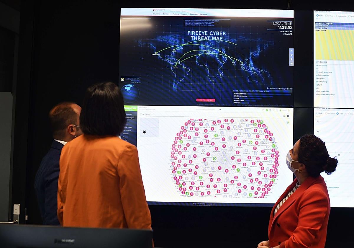 Expertos vascos analizan en una pantalla un mapa mundial de ciberataques.