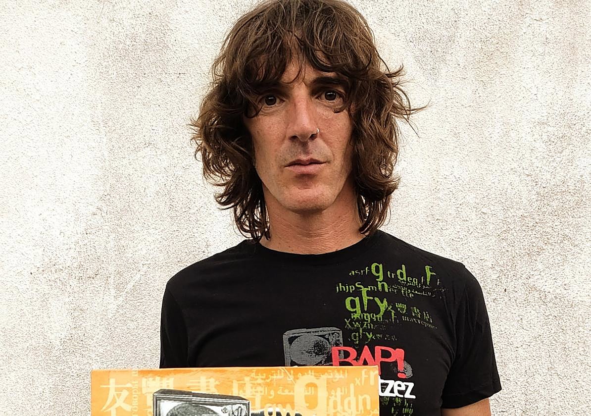 Soret posa con el vinilo y el CD que conserva del segundo álbum de BAP!!.