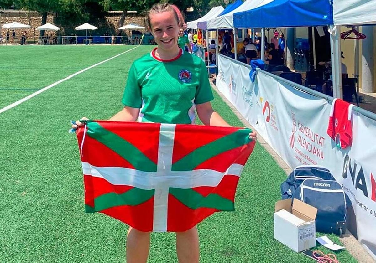 Ane Rincón tercera junto con la Euskal Selezkioa