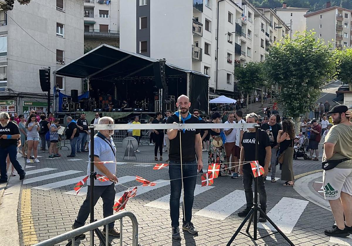 El alcalde Jon Iraola lanzó el chupinazo convirtiendo Amaña en el barrio más festivo de Eibar.
