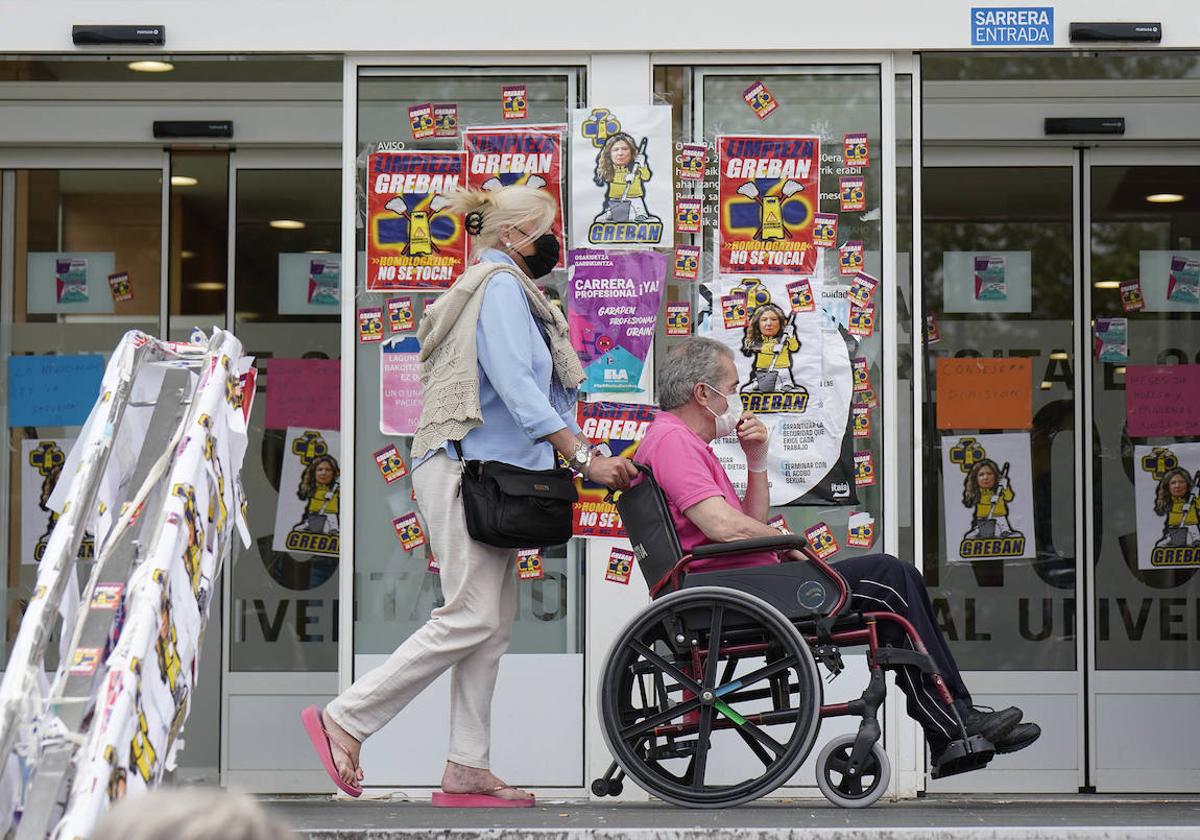 La entrada del Hospital Donostia con carteles por la huelga.