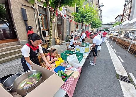 Imagen secundaria 1 - Los niños reinaron en los Sanfermines