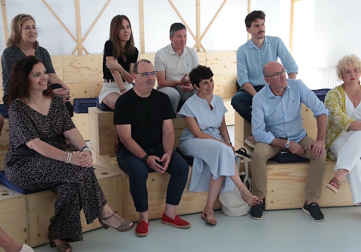 Vaquero, sentada en el centro, flanqueada por Uribe-Etxebarria y Agirretxea, acompañados por otros miembros del partido en Badalab.