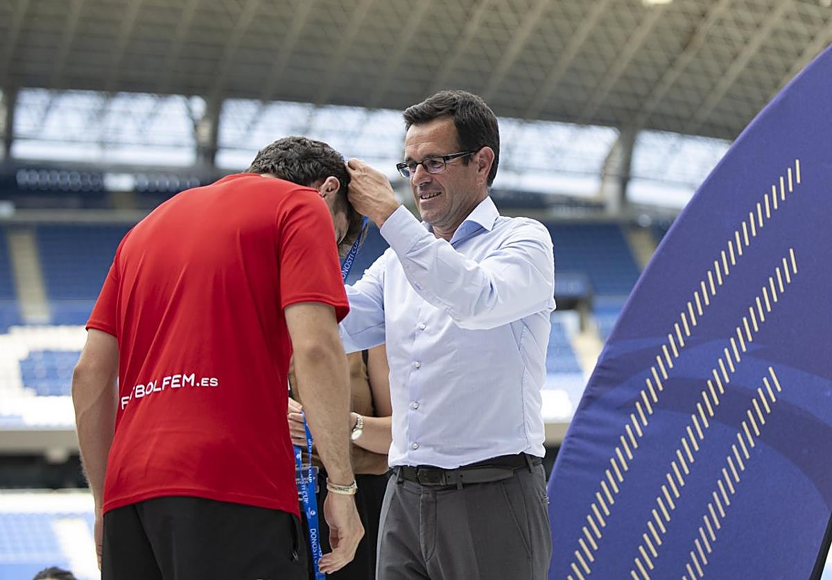 Iñigo Olaizola coloca una medalla tras las finales.
