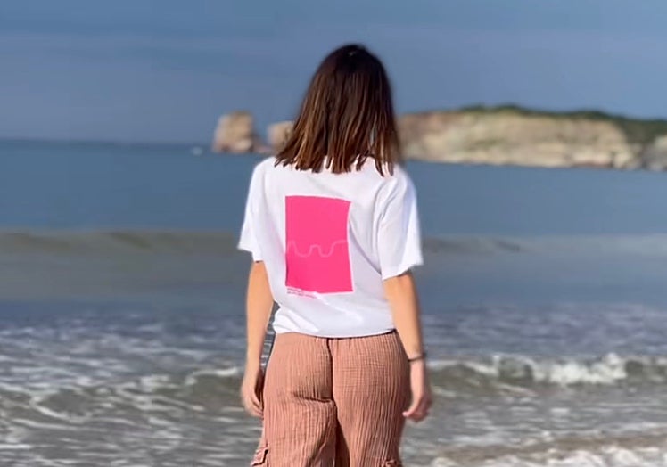 Camiseta con dibujo rosa de Ez da bide txarra