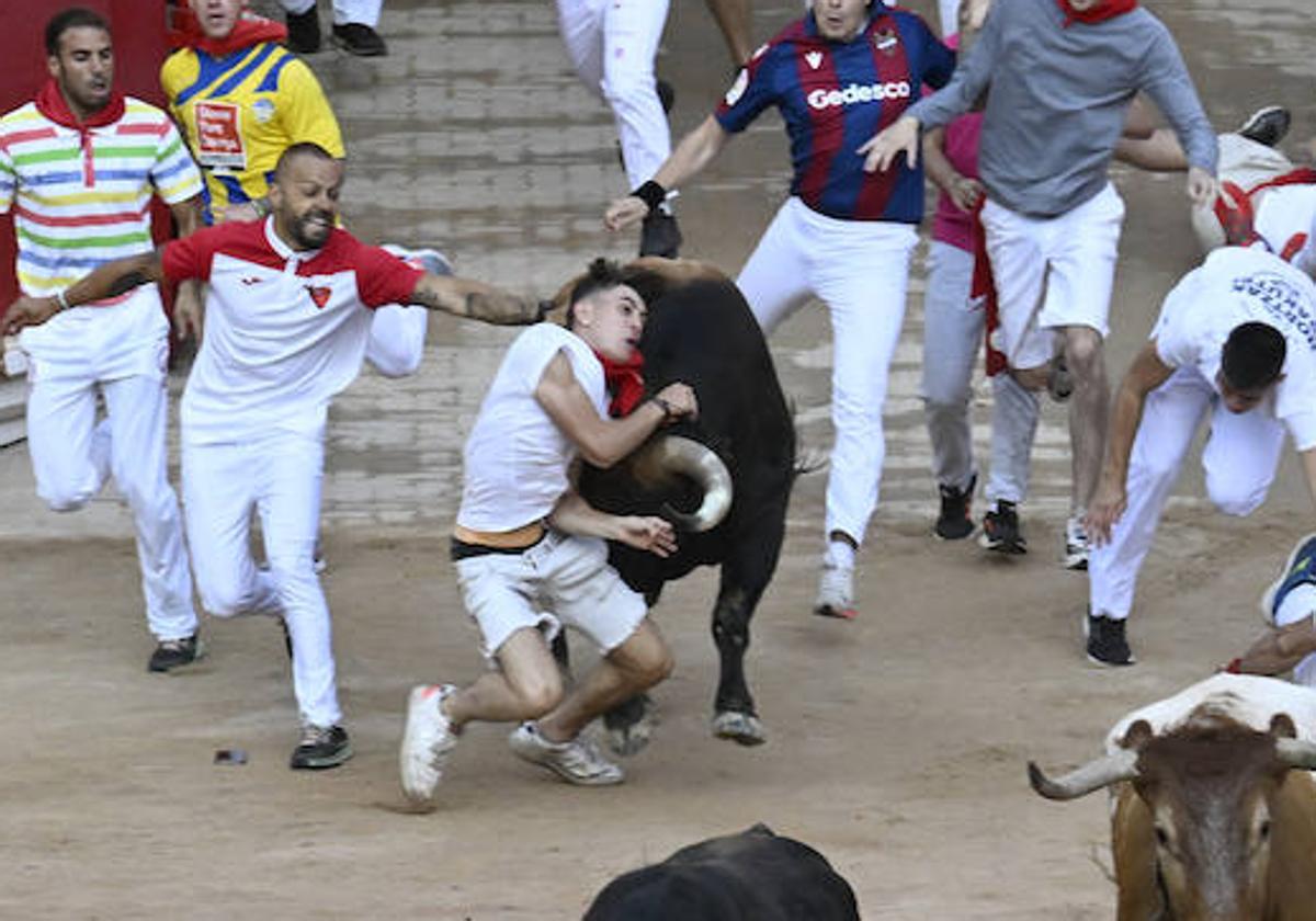 A. H. en el momento que ha sido embestido por uno de los toros de Fuente Ymbro