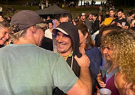 Imagen secundaria 1 - Manu Chao encandiló en Monterron