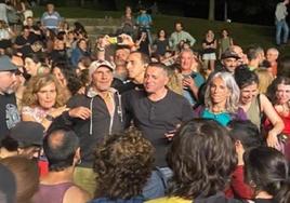 El parque de Monterrón se llenó hasta la bandera en un conciertazo en el que Manu Chao se mostró muy cercano, bajó a saludar a los técnicos y se fotografió y departió con la gente.