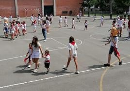 Udalekuetako gazteak futbito kantxan jolasean.