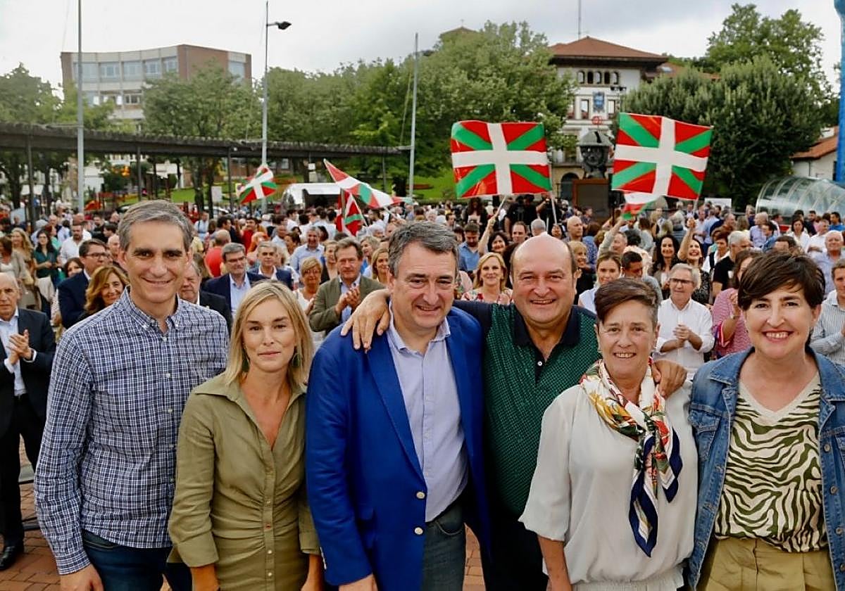 Aitor Esteban y Andoni Ortuzar, en el centro, acompañados por miembros del partido en el mitin de ayer en Sestao.