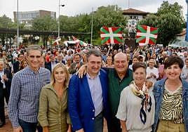 Aitor Esteban y Andoni Ortuzar, en el centro, acompañados por miembros del partido en el mitin de ayer en Sestao.
