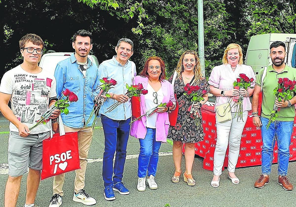 Rafaela Romero junto a otros militantes socialistas, este martes en Andoain