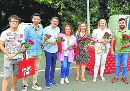 Rafaela Romero junto a otros militantes socialistas, este martes en Andoain