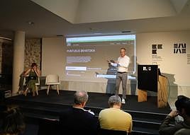 Josu Waliño, astelehenean egindako agerraldian.