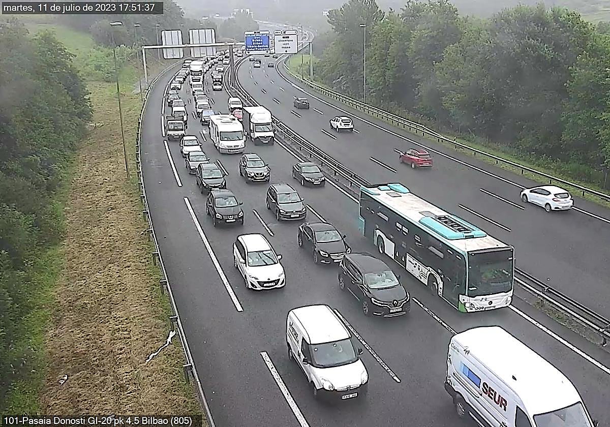 La colisión de tres vehículos en la GI-20 a la altura de Garbera se salda con cinco hospitalizados