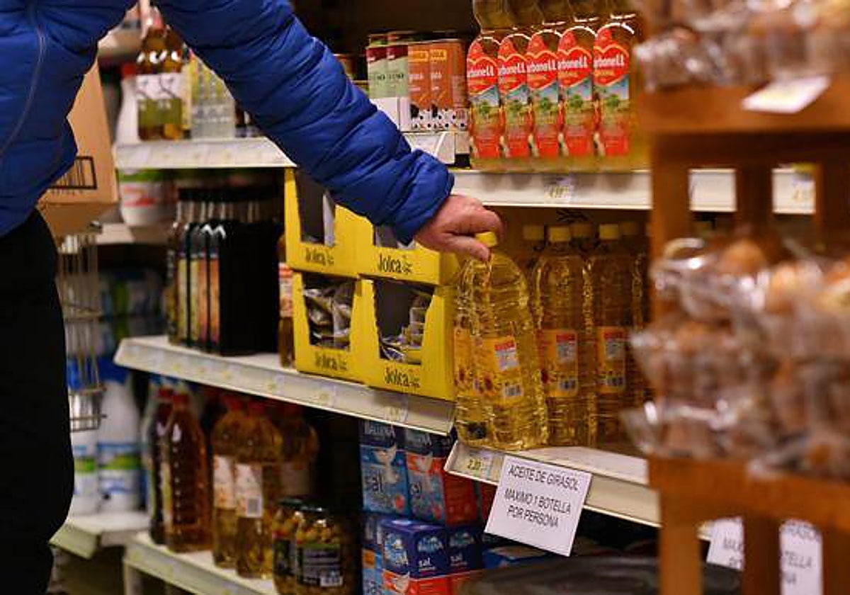 Un hombre realiza la compra en un supermercado
