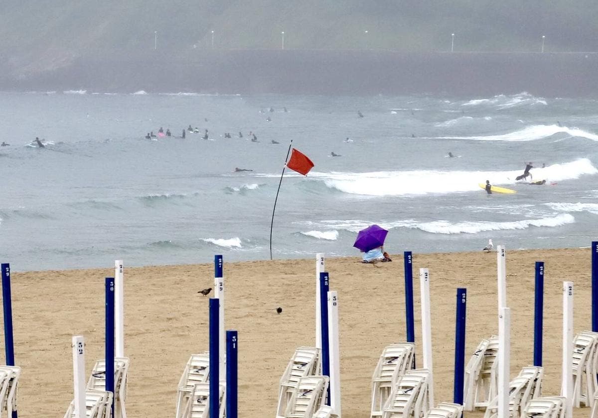 As praias de Gipuzkoa mantêm-se em alerta para as mordidas do “navio de guerra português”