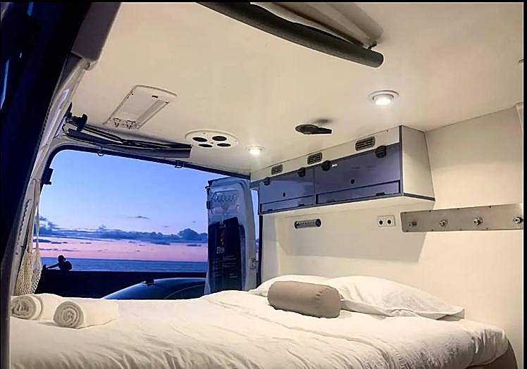 La cama de matrimonio con vistas al paseo Nuevo donostiarra.