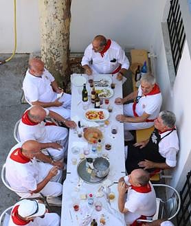 Imagen secundaria 2 - En la plaza del Félix, los armoniosos txantreanos. Fermín y El Drogas en la pancarta. Les maquillaron, palabra, en El Corte Inglés, Daddy Little Monsters. Hamaiketako bajo las higueras y los plátanos. 