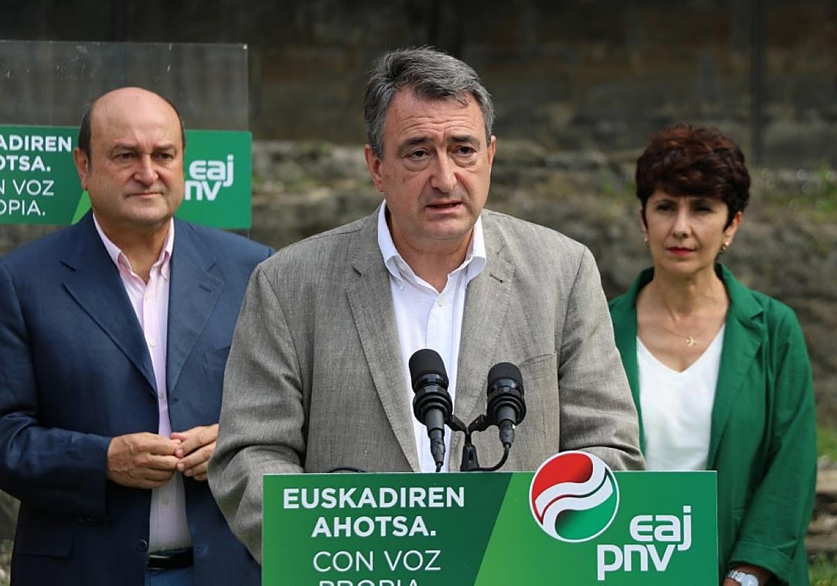 Aitor Esteban en el mitin de este miércoles en Tolosa. Detrás, el presidente del EBB, Andoni Ortuzar; y la cabeza de lista por Gipuzkoa, Maribel Vaquero.