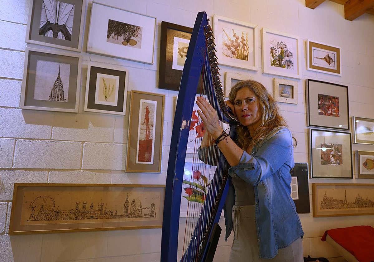 Olatz Zugasti erosi berri duen harparekin entseguan.