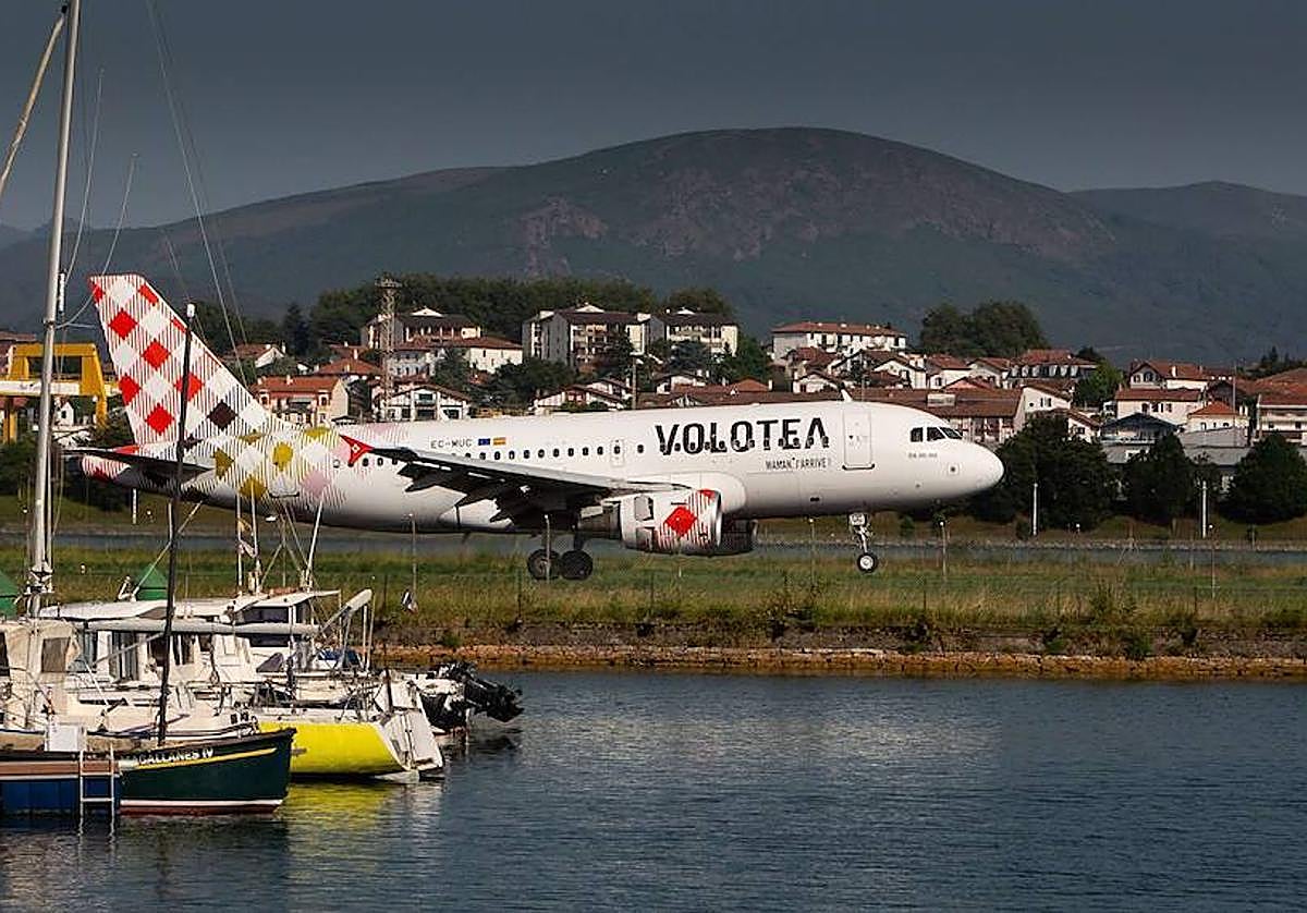 Un avión de Volotea aterrizando en el aeropuerto de Hondarribia