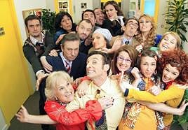 Mercedes López de Luzuriaga, de rojo, junto al resto de protagonistas de 'Camera Café'.